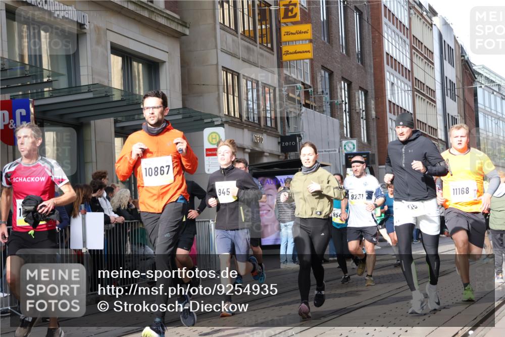 05.10.2025 - 20. swb-Marathon Bremen Strokosch-Dieckow http://msf.ph/oto/9254935 05.10.2025 10:56:49 Ziel 5172, 9231, 9260, 9292, 9314, 9450, 9451, 9489, 9577, 9797, 9844, 9937, 9947, 10069, 10105, 10169, 10293, 10367, 10545, 10657, 10867, 10917, 11015, 11138, 11168, 11202, 11434, 11435, 11566, 11596, 11686, 5172, 9231, 9260, 9292, 9314, 9450, 9451, 9489, 9577, 9797, 9844, 9937, 9947, 10069, 10105, 10169, 10293, 10367, 10545, 10657, 10867, 10917, 11015, 11138, 11168, 11202, 11434, 11435, 11566, 11596, 11686 meine-sportfotos.de