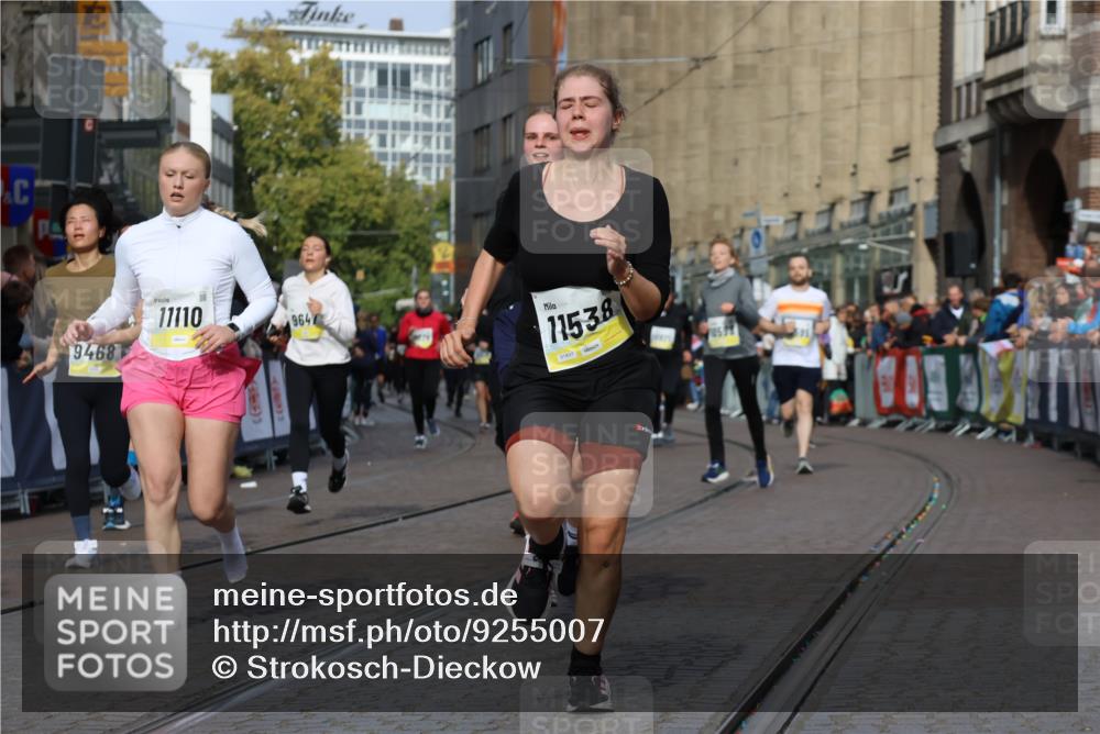 05.10.2025 - 20. swb-Marathon Bremen Strokosch-Dieckow http://msf.ph/oto/9255007 05.10.2025 11:02:30 Ziel 9468, 9647, 9707, 9802, 9839, 10033, 10595, 10598, 10615, 11110, 11160, 11537, 11538, 11711 meine-sportfotos.de