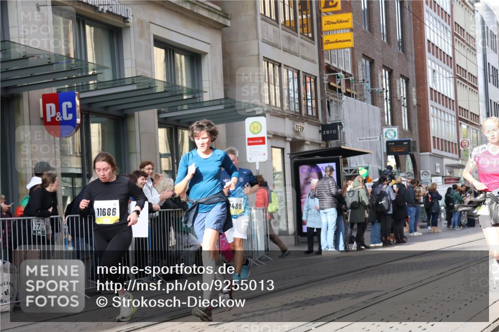 05.10.2025 - 20. swb-Marathon Bremen Strokosch-Dieckow http://msf.ph/oto/9255013 05.10.2025 10:56:52 Ziel 5172, 7101, 9231, 9260, 9292, 9314, 9450, 9451, 9489, 9550, 9577, 9797, 9844, 9937, 9947, 10069, 10169, 10281, 10293, 10367, 10545, 10645, 10657, 10867, 10917, 11015, 11138, 11202, 11434, 11435, 11566, 11596, 11686, 5172, 7101, 9231, 9260, 9292, 9314, 9450, 9451, 9489, 9550, 9577, 9797, 9844, 9937, 9947, 10069, 10169, 10281, 10293, 10367, 10545, 10645, 10657, 10867, 10917, 11015, 11138, 11202, 11434, 11435, 11566, 11596, 11686 meine-sportfotos.de
