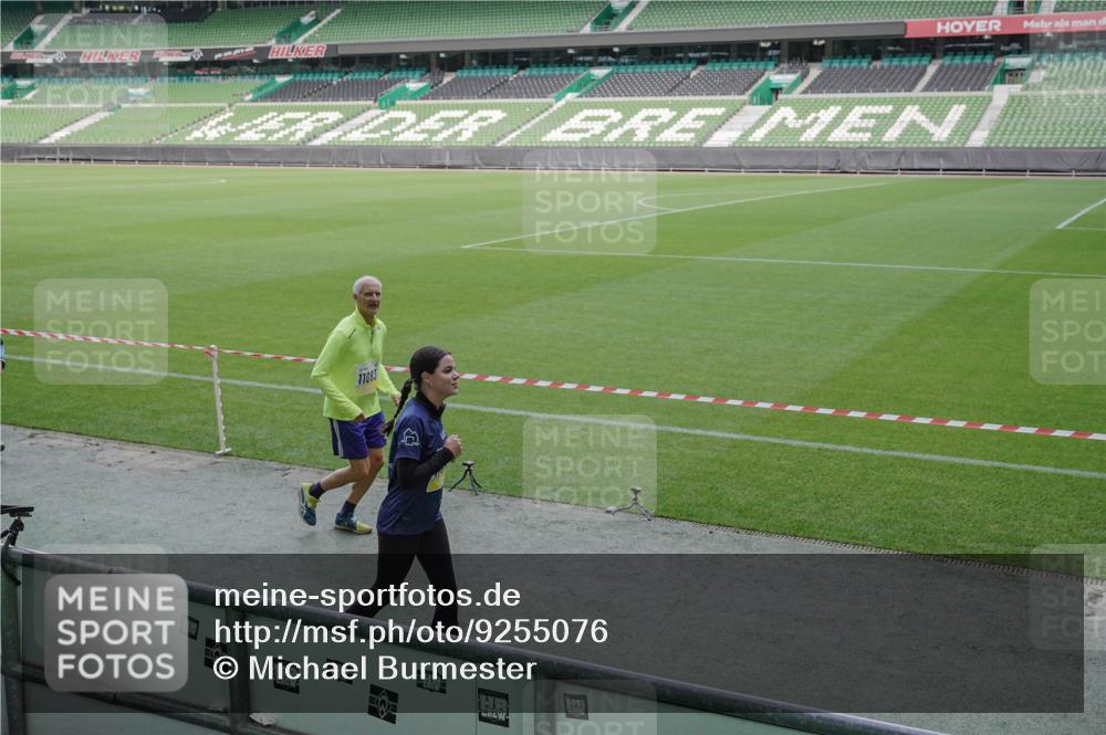 05.10.2025 - 20. swb-Marathon Bremen Michael Burmester http://msf.ph/oto/9255076 05.10.2025 10:43:13 Laufen im Stadion 8225, 9185, 9288, 9410, 9476, 9481, 9493, 9526, 9557, 9561, 9664, 9675, 9680, 9726, 9731, 9732, 9734, 9736, 9760, 9784, 9806, 9822, 9823, 9826, 9848, 9861, 9867, 9912, 10074, 10146, 10183, 10245, 10315, 10316, 10396, 10399, 10412, 10417, 10433, 10435, 10463, 10512, 10515, 10596, 10849, 10860, 10861, 10962, 10969, 11030, 11073, 11083, 11112, 11113, 11157, 11161, 11170, 11215, 11240, 11242, 11285, 11331, 11404, 11536, 8225, 9212, 9276, 9481, 9648, 9945, 9972 meine-sportfotos.de