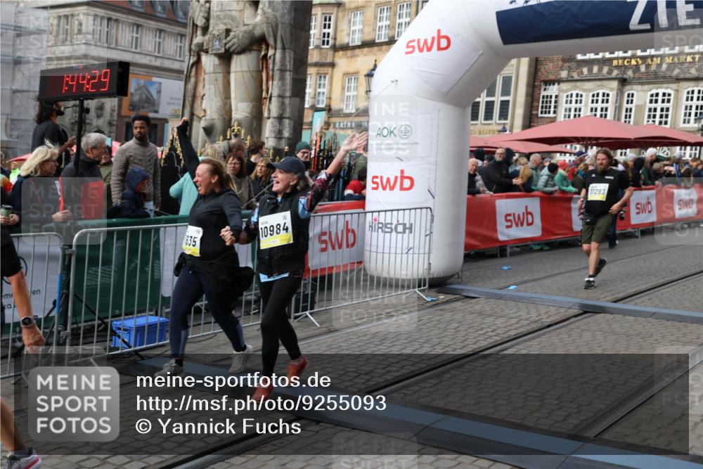 05.10.2025 - 20. swb-Marathon Bremen Yannick Fuchs http://msf.ph/oto/9255093 05.10.2025 11:15:18 Ziel 10647, 10984, 11107, 11293, 11635 meine-sportfotos.de