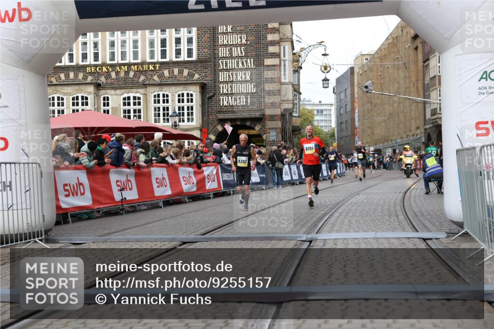 05.10.2025 - 20. swb-Marathon Bremen Yannick Fuchs http://msf.ph/oto/9255157 05.10.2025 10:46:20 Ziel 9351, 9362, 10858, 11446 meine-sportfotos.de