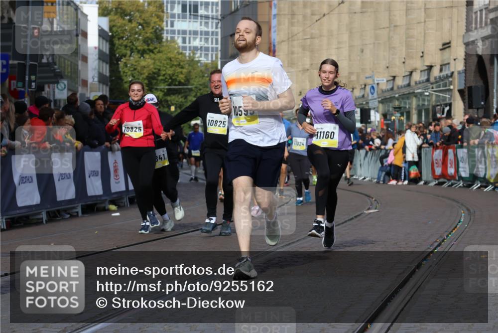 05.10.2025 - 20. swb-Marathon Bremen Strokosch-Dieckow http://msf.ph/oto/9255162 05.10.2025 11:02:35 Ziel 9468, 9647, 9841, 10033, 10510, 10595, 10598, 10825, 10826, 11024, 11110, 11160, 11711 meine-sportfotos.de