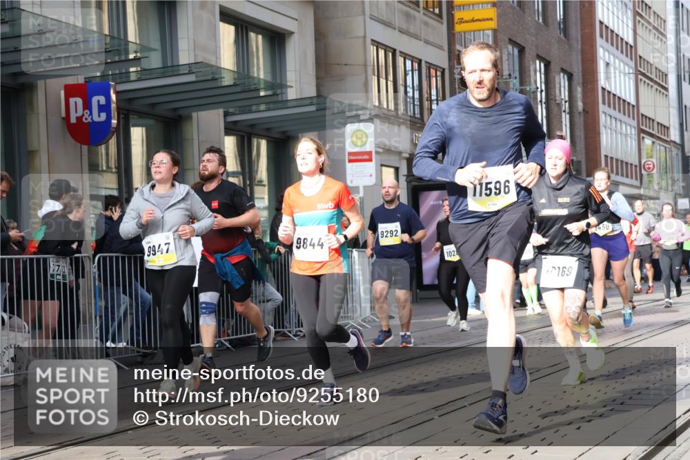 05.10.2025 - 20. swb-Marathon Bremen Strokosch-Dieckow http://msf.ph/oto/9255180 05.10.2025 10:57:02 Ziel 7101, 9000, 9215, 9260, 9292, 9450, 9489, 9550, 9577, 9625, 9844, 9904, 9914, 9947, 9962, 10139, 10169, 10281, 10293, 10367, 10545, 10645, 10657, 10739, 10917, 10950, 11015, 11138, 11202, 11360, 11434, 11596, 11606, 11686, 7101, 9000, 9215, 9260, 9292, 9450, 9489, 9550, 9577, 9625, 9844, 9904, 9914, 9947, 9962, 10139, 10169, 10281, 10293, 10367, 10545, 10645, 10657, 10739, 10917, 10950, 11015, 11138, 11202, 11434, 11596, 11606, 11686 meine-sportfotos.de