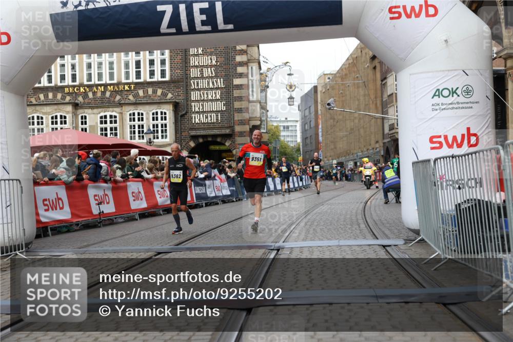 05.10.2025 - 20. swb-Marathon Bremen Yannick Fuchs http://msf.ph/oto/9255202 05.10.2025 10:46:21 Ziel 9351, 9362, 10858, 11446 meine-sportfotos.de