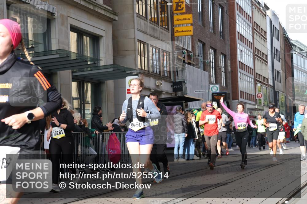 05.10.2025 - 20. swb-Marathon Bremen Strokosch-Dieckow http://msf.ph/oto/9255214 05.10.2025 10:57:04 Ziel 7101, 9000, 9215, 9260, 9292, 9450, 9489, 9550, 9625, 9747, 9844, 9904, 9914, 9947, 9962, 10139, 10169, 10281, 10293, 10367, 10645, 10657, 10694, 10739, 10917, 10950, 11015, 11360, 11434, 11583, 11596, 11606, 11686, 7101, 9000, 9215, 9260, 9292, 9450, 9489, 9550, 9625, 9747, 9844, 9904, 9914, 9947, 9962, 10139, 10169, 10281, 10293, 10367, 10645, 10657, 10694, 10739, 10917, 10950, 11015, 11434, 11596, 11606, 11686 meine-sportfotos.de