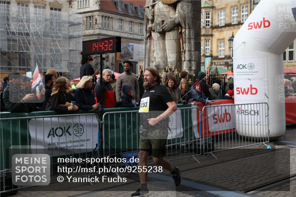 05.10.2025 - 20. swb-Marathon Bremen Yannick Fuchs http://msf.ph/oto/9255238 05.10.2025 11:15:21 Ziel 10984, 11293, 11635 meine-sportfotos.de