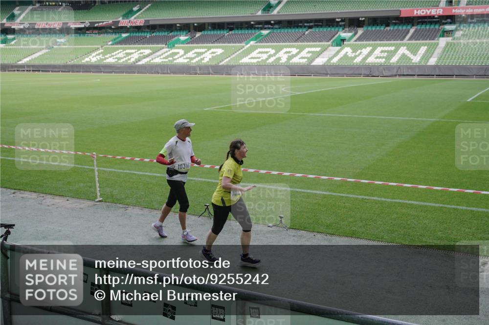 05.10.2025 - 20. swb-Marathon Bremen Michael Burmester http://msf.ph/oto/9255242 05.10.2025 10:43:18 Laufen im Stadion 9185, 9288, 9380, 9410, 9476, 9493, 9526, 9557, 9561, 9664, 9675, 9680, 9726, 9731, 9732, 9734, 9736, 9760, 9784, 9806, 9822, 9823, 9826, 9848, 9861, 9867, 9912, 10074, 10146, 10183, 10245, 10288, 10315, 10316, 10396, 10399, 10412, 10433, 10435, 10463, 10491, 10512, 10515, 10552, 10596, 10849, 10860, 10861, 10962, 10969, 11030, 11073, 11083, 11113, 11157, 11161, 11170, 11215, 11240, 11242, 11285, 11331, 11404, 11536, 8225, 9212, 9276, 9481, 9945, 9972 meine-sportfotos.de