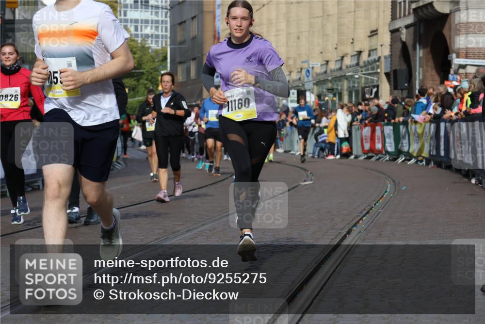 05.10.2025 - 20. swb-Marathon Bremen Strokosch-Dieckow http://msf.ph/oto/9255275 05.10.2025 11:02:37 Ziel 9841, 10033, 10510, 10530, 10595, 10598, 10825, 10826, 11024, 11160 meine-sportfotos.de