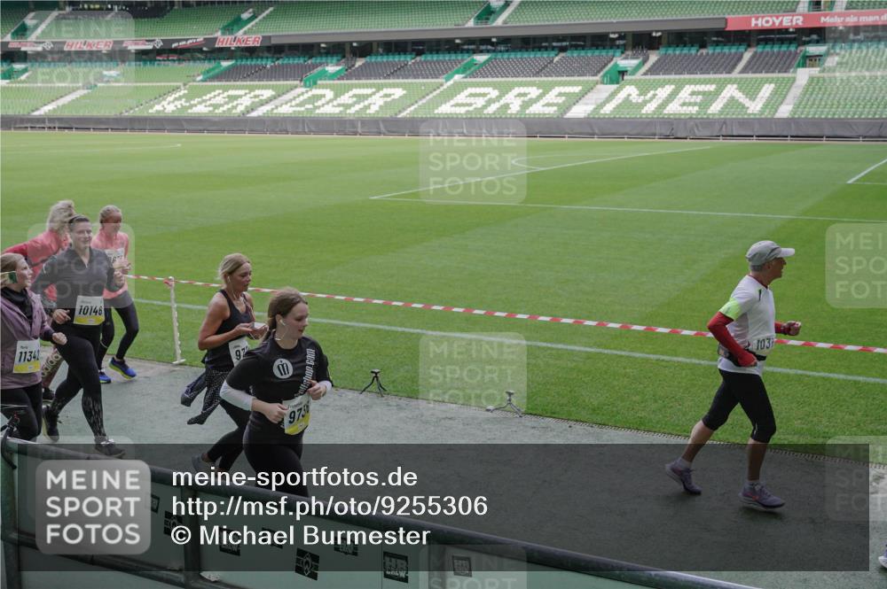 05.10.2025 - 20. swb-Marathon Bremen Michael Burmester http://msf.ph/oto/9255306 05.10.2025 10:43:19 Laufen im Stadion 9185, 9288, 9380, 9476, 9493, 9526, 9557, 9561, 9664, 9675, 9680, 9726, 9731, 9732, 9734, 9736, 9760, 9784, 9806, 9822, 9823, 9826, 9848, 9861, 9867, 9895, 9912, 10074, 10146, 10183, 10245, 10288, 10315, 10316, 10396, 10399, 10412, 10433, 10435, 10463, 10491, 10512, 10515, 10552, 10596, 10849, 10860, 10861, 10962, 10969, 11030, 11073, 11083, 11113, 11157, 11161, 11170, 11215, 11240, 11242, 11285, 11331, 11404, 11536, 8225, 9212, 9276, 9481, 9945, 9972 meine-sportfotos.de