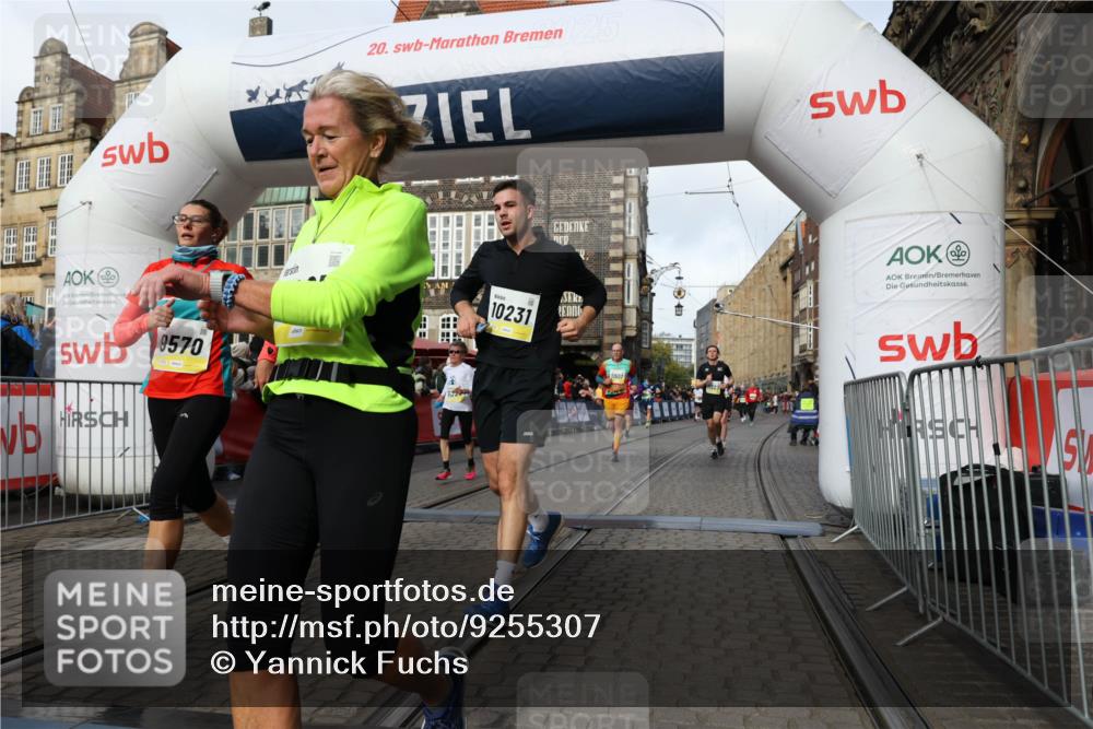 05.10.2025 - 20. swb-Marathon Bremen Yannick Fuchs http://msf.ph/oto/9255307 05.10.2025 10:55:05 Ziel 9427, 9475, 9560, 9570, 10024, 10231, 10609, 11320, 11373, 11470, 11507, 11523 meine-sportfotos.de