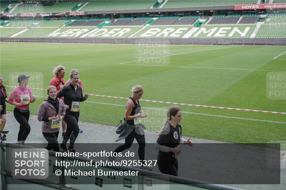 05.10.2025 - 20. swb-Marathon Bremen Michael Burmester http://msf.ph/oto/9255327 05.10.2025 10:43:20 Laufen im Stadion 9185, 9288, 9380, 9476, 9493, 9526, 9561, 9664, 9675, 9726, 9731, 9732, 9734, 9736, 9760, 9784, 9806, 9822, 9823, 9826, 9848, 9861, 9867, 9895, 9912, 10074, 10146, 10183, 10245, 10288, 10315, 10316, 10399, 10412, 10433, 10435, 10491, 10512, 10515, 10552, 10596, 10849, 10861, 10962, 10969, 11030, 11073, 11083, 11113, 11157, 11161, 11170, 11215, 11240, 11242, 11285, 11331, 11404, 11536, 8225, 9212, 9276, 9481, 9945, 9972 meine-sportfotos.de