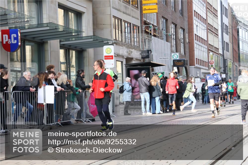 05.10.2025 - 20. swb-Marathon Bremen Strokosch-Dieckow http://msf.ph/oto/9255332 05.10.2025 10:57:11 Ziel 7101, 9000, 9215, 9260, 9292, 9309, 9372, 9450, 9550, 9585, 9625, 9747, 9844, 9904, 9914, 9943, 9962, 10139, 10169, 10225, 10250, 10281, 10329, 10367, 10555, 10645, 10694, 10739, 10754, 10950, 11352, 11360, 11520, 11521, 11583, 11606, 7101, 9000, 9215, 9260, 9292, 9309, 9372, 9450, 9550, 9585, 9625, 9747, 9844, 9904, 9914, 9943, 9962, 10139, 10169, 10225, 10250, 10281, 10329, 10367, 10555, 10645, 10694, 10739, 10754, 10950, 11606 meine-sportfotos.de