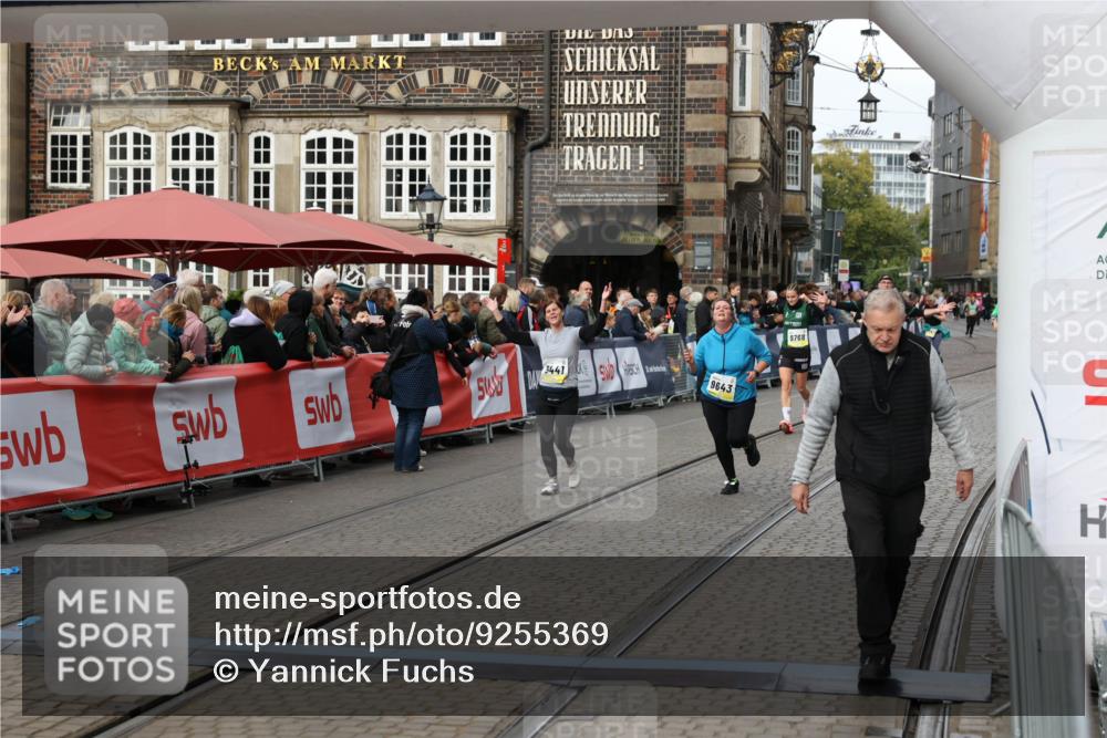05.10.2025 - 20. swb-Marathon Bremen Yannick Fuchs http://msf.ph/oto/9255369 05.10.2025 11:15:24 Ziel 9441, 9643, 11293 meine-sportfotos.de