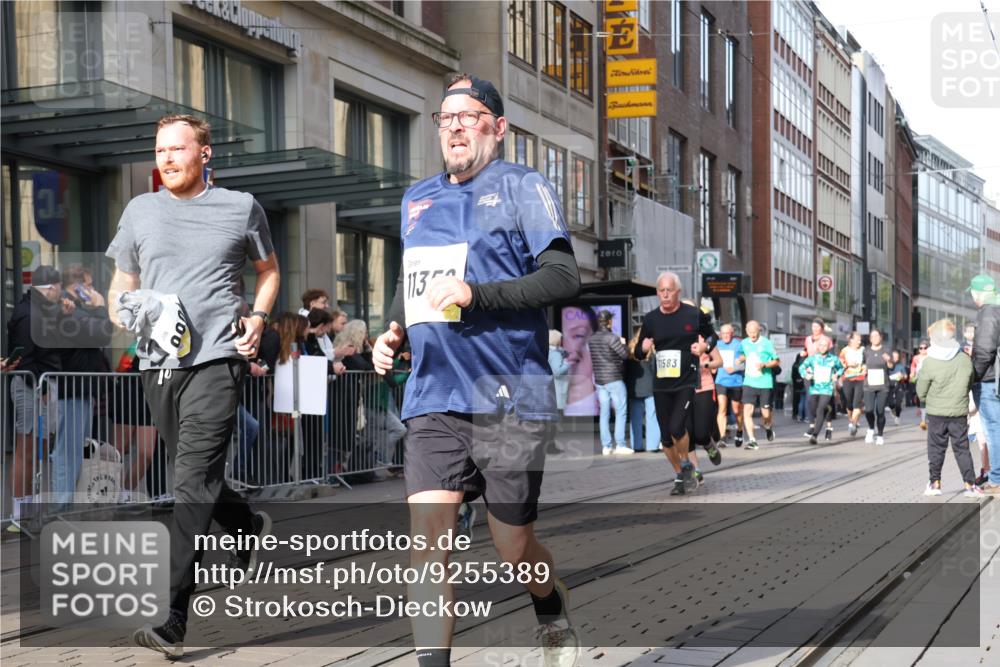 05.10.2025 - 20. swb-Marathon Bremen Strokosch-Dieckow http://msf.ph/oto/9255389 05.10.2025 10:57:16 Ziel 7101, 9000, 9215, 9309, 9372, 9585, 9625, 9747, 9904, 9914, 9943, 9962, 9979, 10139, 10225, 10250, 10329, 10341, 10555, 10645, 10694, 10739, 10754, 10950, 11352, 11360, 11457, 11520, 11521, 11583, 11606, 11731, 11744, 7101, 9000, 9215, 9309, 9372, 9585, 9625, 9747, 9904, 9914, 9943, 9962, 9979, 10139, 10225, 10250, 10329, 10341, 10555, 10645, 10694, 10739, 10754, 10950, 11606 meine-sportfotos.de