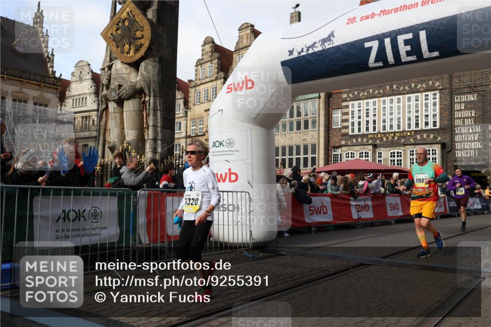 05.10.2025 - 20. swb-Marathon Bremen Yannick Fuchs http://msf.ph/oto/9255391 05.10.2025 10:55:07 Ziel 9427, 9475, 9570, 9791, 10231, 11320, 11470, 11507, 11523 meine-sportfotos.de