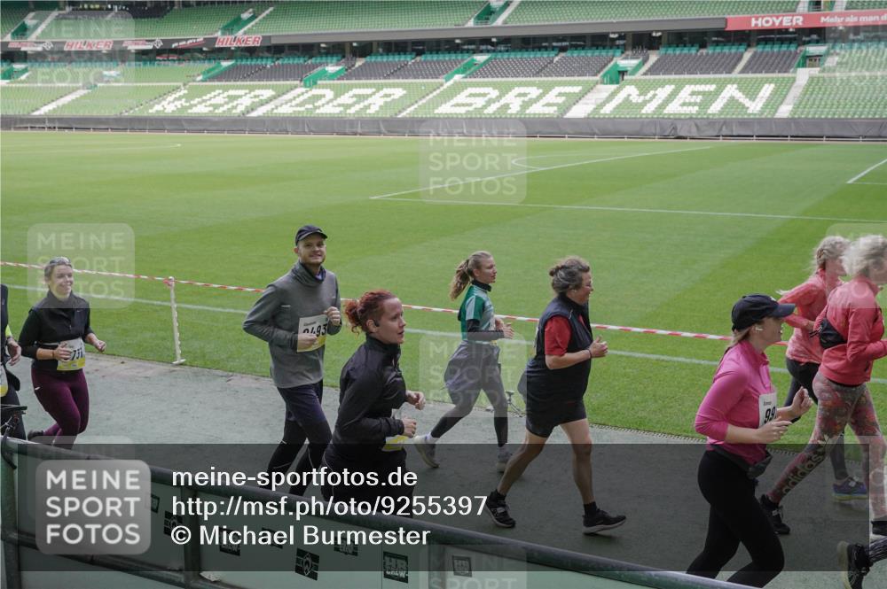 05.10.2025 - 20. swb-Marathon Bremen Michael Burmester http://msf.ph/oto/9255397 05.10.2025 10:43:22 Laufen im Stadion 9185, 9288, 9380, 9476, 9493, 9526, 9561, 9664, 9675, 9726, 9731, 9732, 9734, 9736, 9760, 9784, 9806, 9822, 9823, 9826, 9848, 9861, 9867, 9895, 9912, 10074, 10146, 10183, 10288, 10315, 10316, 10320, 10399, 10433, 10435, 10491, 10512, 10515, 10552, 10596, 10849, 10861, 10962, 10969, 11030, 11073, 11083, 11113, 11157, 11161, 11170, 11215, 11240, 11242, 11285, 11331, 11404, 11536, 8225, 9212, 9276, 9481, 9945, 9972 meine-sportfotos.de