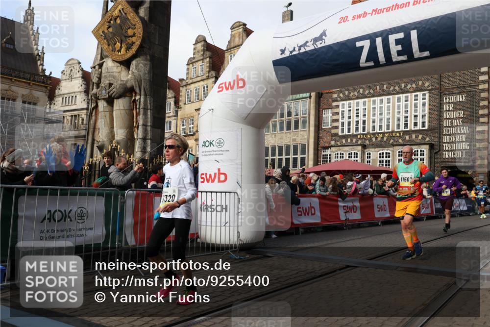 05.10.2025 - 20. swb-Marathon Bremen Yannick Fuchs http://msf.ph/oto/9255400 05.10.2025 10:55:07 Ziel 9427, 9475, 9570, 9791, 10231, 11320, 11470, 11507, 11523 meine-sportfotos.de