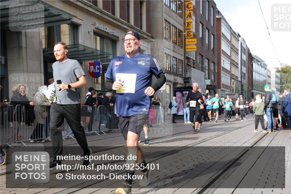 05.10.2025 - 20. swb-Marathon Bremen Strokosch-Dieckow http://msf.ph/oto/9255401 05.10.2025 10:57:17 Ziel 9000, 9215, 9309, 9372, 9585, 9625, 9747, 9904, 9914, 9943, 9962, 9979, 10139, 10225, 10250, 10329, 10341, 10555, 10645, 10694, 10739, 10754, 10890, 10950, 11352, 11360, 11457, 11520, 11521, 11575, 11583, 11606, 11731, 11744, 9000, 9215, 9309, 9372, 9585, 9625, 9747, 9904, 9914, 9943, 9962, 9979, 10139, 10225, 10250, 10329, 10341, 10555, 10645, 10694, 10739, 10754, 10890, 10950, 11606 meine-sportfotos.de