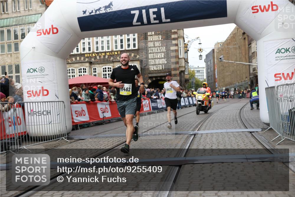 05.10.2025 - 20. swb-Marathon Bremen Yannick Fuchs http://msf.ph/oto/9255409 05.10.2025 10:46:27 Ziel 9351, 9362, 9400, 9921, 11462 meine-sportfotos.de