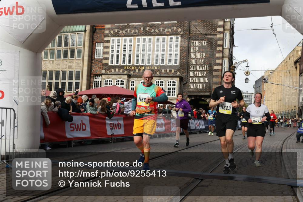 05.10.2025 - 20. swb-Marathon Bremen Yannick Fuchs http://msf.ph/oto/9255413 05.10.2025 10:55:07 Ziel 9427, 9475, 9570, 9791, 10231, 11320, 11470, 11507, 11523 meine-sportfotos.de