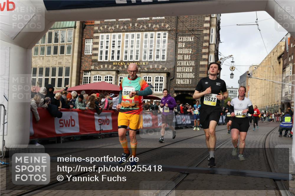 05.10.2025 - 20. swb-Marathon Bremen Yannick Fuchs http://msf.ph/oto/9255418 05.10.2025 10:55:07 Ziel 9427, 9475, 9570, 9791, 10231, 11320, 11470, 11507, 11523 meine-sportfotos.de