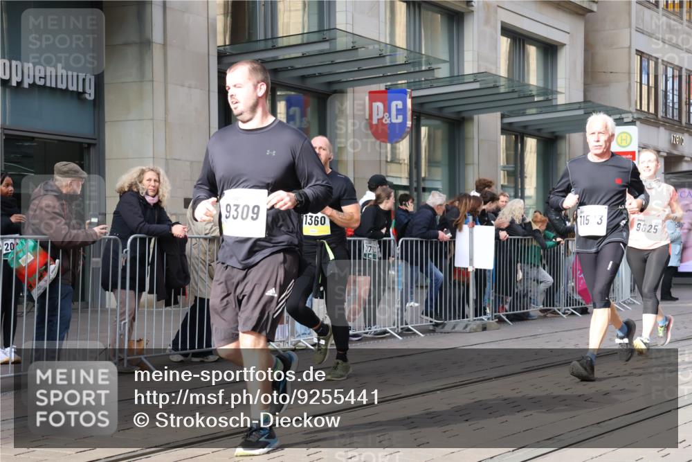 05.10.2025 - 20. swb-Marathon Bremen Strokosch-Dieckow http://msf.ph/oto/9255441 05.10.2025 10:57:18 Ziel 9000, 9215, 9309, 9372, 9585, 9625, 9747, 9904, 9914, 9943, 9962, 9979, 10139, 10219, 10225, 10250, 10329, 10341, 10555, 10694, 10739, 10754, 10890, 10950, 11352, 11360, 11457, 11520, 11521, 11564, 11575, 11583, 11606, 11731, 11744, 9000, 9215, 9309, 9372, 9585, 9625, 9747, 9904, 9914, 9943, 9962, 9979, 10139, 10219, 10225, 10250, 10329, 10341, 10555, 10694, 10739, 10754, 10890, 10950, 11606 meine-sportfotos.de