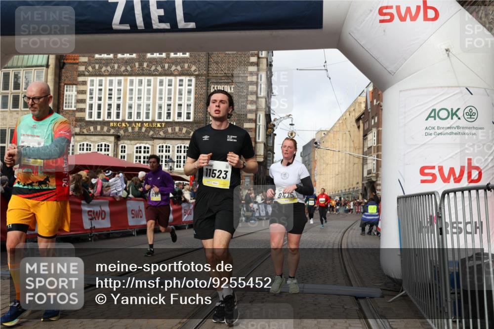 05.10.2025 - 20. swb-Marathon Bremen Yannick Fuchs http://msf.ph/oto/9255452 05.10.2025 10:55:08 Ziel 9427, 9475, 9570, 9791, 10231, 11320, 11363, 11470, 11507, 11523 meine-sportfotos.de