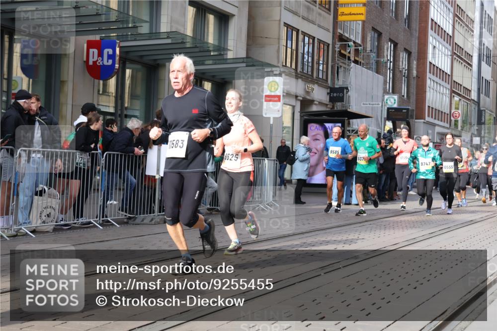 05.10.2025 - 20. swb-Marathon Bremen Strokosch-Dieckow http://msf.ph/oto/9255455 05.10.2025 10:57:18 Ziel 9000, 9215, 9309, 9372, 9585, 9625, 9747, 9904, 9914, 9943, 9962, 9979, 10139, 10219, 10225, 10250, 10329, 10341, 10555, 10694, 10739, 10754, 10890, 10950, 11352, 11360, 11457, 11520, 11521, 11564, 11575, 11583, 11606, 11731, 11744, 9000, 9215, 9309, 9372, 9585, 9625, 9747, 9904, 9914, 9943, 9962, 9979, 10139, 10219, 10225, 10250, 10329, 10341, 10555, 10694, 10739, 10754, 10890, 10950, 11606 meine-sportfotos.de