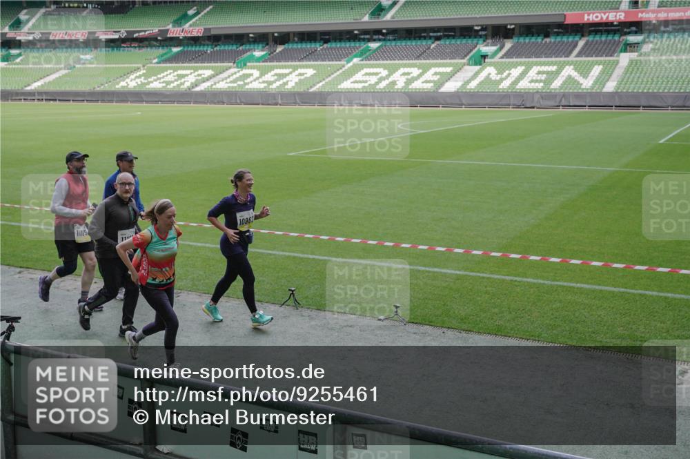05.10.2025 - 20. swb-Marathon Bremen Michael Burmester http://msf.ph/oto/9255461 05.10.2025 10:43:25 Laufen im Stadion 9185, 9288, 9380, 9476, 9493, 9526, 9561, 9664, 9675, 9726, 9731, 9732, 9734, 9736, 9760, 9784, 9806, 9822, 9823, 9826, 9848, 9861, 9867, 9895, 9911, 9912, 9984, 10146, 10183, 10288, 10315, 10316, 10320, 10399, 10433, 10435, 10491, 10512, 10515, 10552, 10596, 10849, 10861, 10962, 10969, 11030, 11073, 11083, 11113, 11157, 11161, 11170, 11215, 11240, 11242, 11285, 11331, 11345, 11404, 11536, 8225, 9212, 9276, 9481, 9945 meine-sportfotos.de