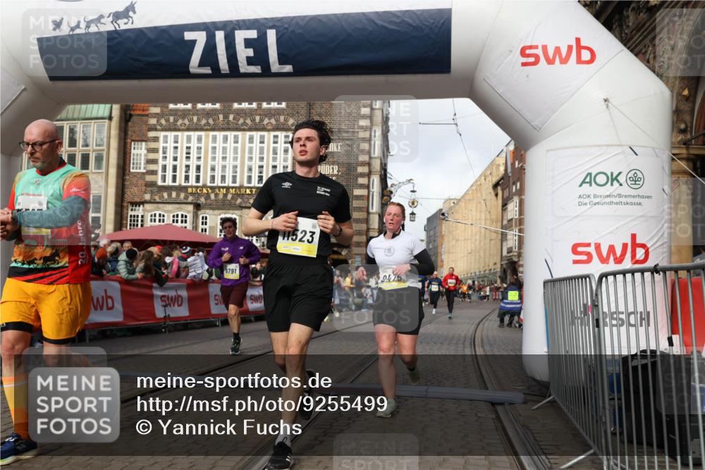 05.10.2025 - 20. swb-Marathon Bremen Yannick Fuchs http://msf.ph/oto/9255499 05.10.2025 10:55:08 Ziel 9427, 9475, 9570, 9791, 10231, 11320, 11363, 11470, 11507, 11523 meine-sportfotos.de