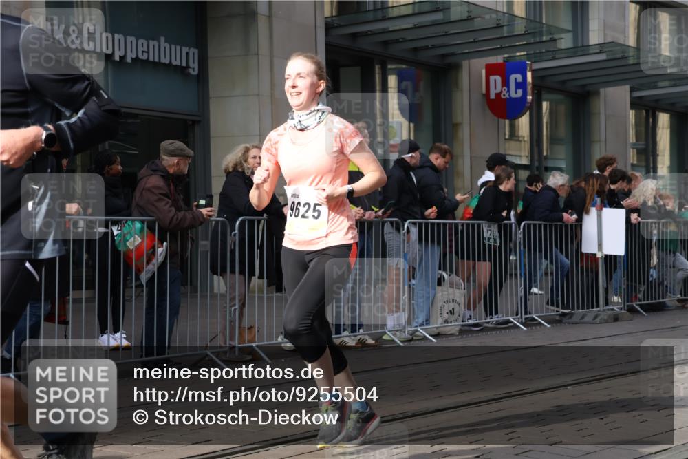 05.10.2025 - 20. swb-Marathon Bremen Strokosch-Dieckow http://msf.ph/oto/9255504 05.10.2025 10:57:20 Ziel 9000, 9215, 9309, 9372, 9585, 9625, 9747, 9904, 9914, 9943, 9962, 9979, 10139, 10219, 10225, 10250, 10329, 10341, 10555, 10694, 10739, 10754, 10834, 10890, 10975, 11023, 11352, 11360, 11457, 11520, 11521, 11564, 11575, 11583, 11731, 11744, 9000, 9215, 9309, 9372, 9585, 9625, 9747, 9904, 9914, 9943, 9962, 9979, 10139, 10219, 10225, 10250, 10329, 10341, 10555, 10694, 10739, 10754, 10834, 10890, 10975, 11023 meine-sportfotos.de