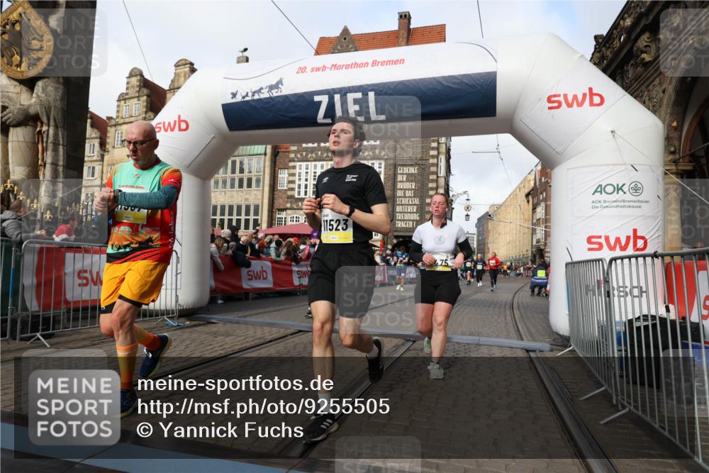 05.10.2025 - 20. swb-Marathon Bremen Yannick Fuchs http://msf.ph/oto/9255505 05.10.2025 10:55:09 Ziel 9427, 9475, 9570, 9791, 10014, 10231, 11320, 11363, 11470, 11507, 11523 meine-sportfotos.de
