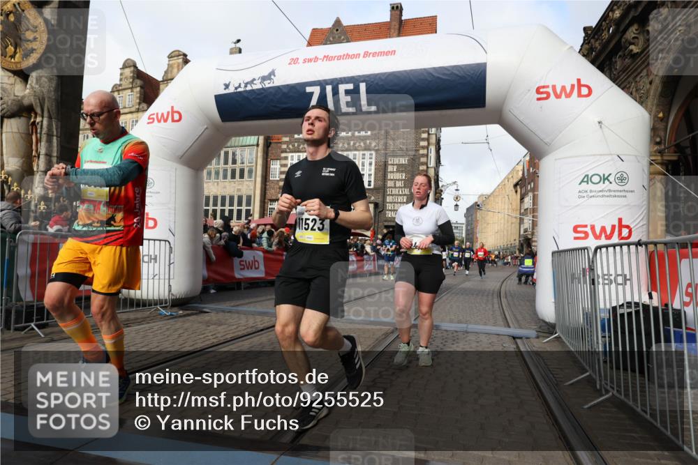 05.10.2025 - 20. swb-Marathon Bremen Yannick Fuchs http://msf.ph/oto/9255525 05.10.2025 10:55:09 Ziel 9427, 9475, 9570, 9791, 10014, 10231, 11320, 11363, 11470, 11507, 11523 meine-sportfotos.de