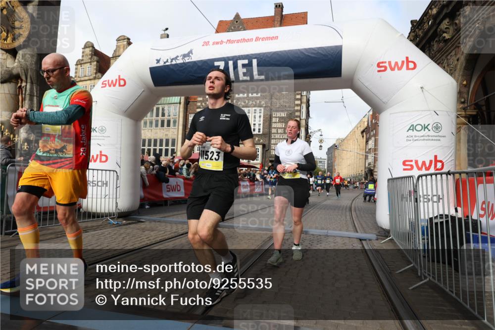 05.10.2025 - 20. swb-Marathon Bremen Yannick Fuchs http://msf.ph/oto/9255535 05.10.2025 10:55:09 Ziel 9427, 9475, 9570, 9791, 10014, 10231, 11320, 11363, 11470, 11507, 11523 meine-sportfotos.de