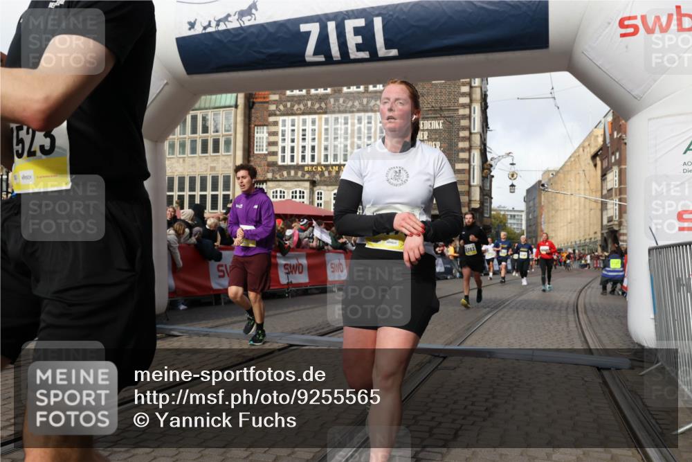 05.10.2025 - 20. swb-Marathon Bremen Yannick Fuchs http://msf.ph/oto/9255565 05.10.2025 10:55:09 Ziel 9427, 9475, 9570, 9791, 10014, 10231, 11320, 11363, 11470, 11507, 11523 meine-sportfotos.de