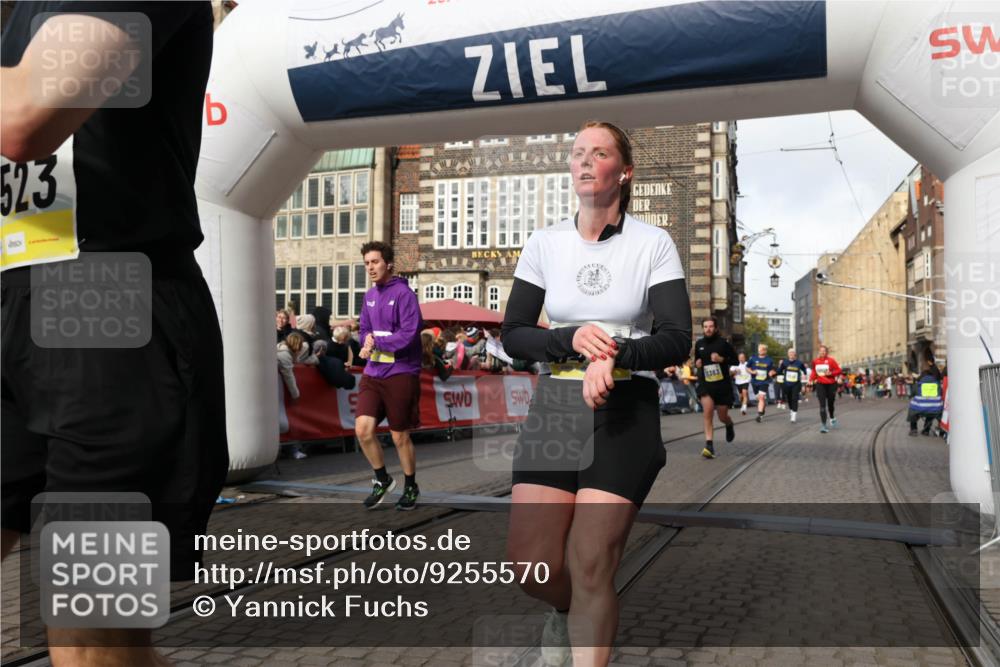 05.10.2025 - 20. swb-Marathon Bremen Yannick Fuchs http://msf.ph/oto/9255570 05.10.2025 10:55:09 Ziel 9427, 9475, 9570, 9791, 10014, 10231, 11320, 11363, 11470, 11507, 11523 meine-sportfotos.de