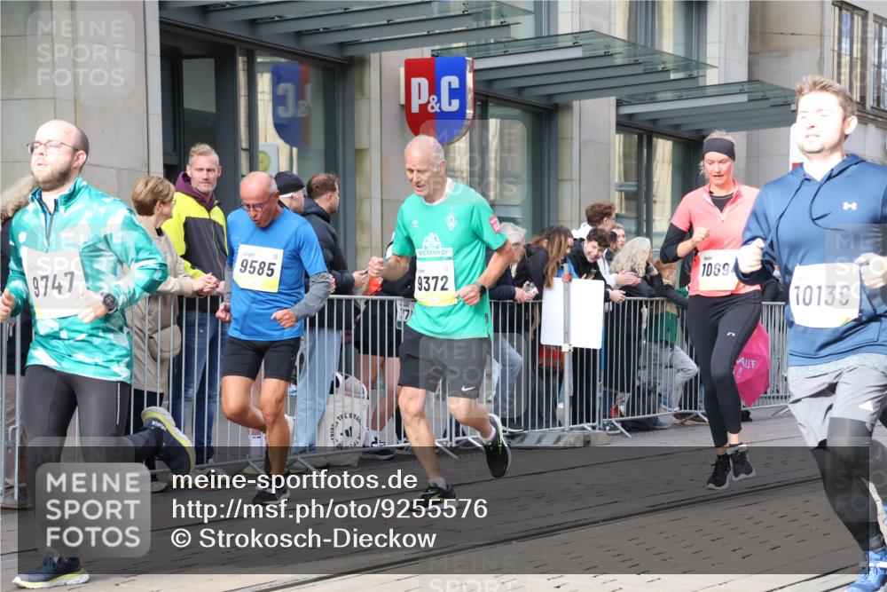 05.10.2025 - 20. swb-Marathon Bremen Strokosch-Dieckow http://msf.ph/oto/9255576 05.10.2025 10:57:22 Ziel 9000, 9221, 9309, 9372, 9585, 9625, 9747, 9904, 9914, 9943, 9962, 9979, 10139, 10219, 10225, 10250, 10329, 10341, 10555, 10651, 10694, 10739, 10754, 10834, 10890, 10975, 11023, 11352, 11360, 11457, 11469, 11520, 11521, 11564, 11575, 11583, 11731, 11744, 9000, 9221, 9309, 9372, 9585, 9625, 9747, 9904, 9914, 9943, 9962, 9979, 10139, 10219, 10225, 10250, 10329, 10341, 10555, 10651, 10694, 10739, 10754, 10834, 10890, 10975, 11023 meine-sportfotos.de