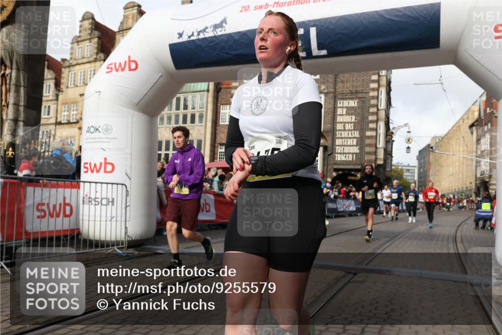 05.10.2025 - 20. swb-Marathon Bremen Yannick Fuchs http://msf.ph/oto/9255579 05.10.2025 10:55:10 Ziel 9427, 9475, 9570, 9791, 10014, 10231, 10920, 11320, 11363, 11470, 11507, 11523 meine-sportfotos.de