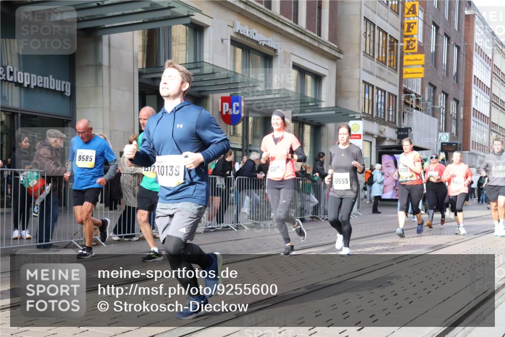 05.10.2025 - 20. swb-Marathon Bremen Strokosch-Dieckow http://msf.ph/oto/9255600 05.10.2025 10:57:22 Ziel 9000, 9221, 9309, 9372, 9585, 9625, 9747, 9904, 9914, 9943, 9962, 9979, 10139, 10219, 10225, 10250, 10329, 10341, 10555, 10651, 10694, 10739, 10754, 10834, 10890, 10975, 11023, 11352, 11360, 11457, 11469, 11520, 11521, 11564, 11575, 11583, 11731, 11744, 9000, 9221, 9309, 9372, 9585, 9625, 9747, 9904, 9914, 9943, 9962, 9979, 10139, 10219, 10225, 10250, 10329, 10341, 10555, 10651, 10694, 10739, 10754, 10834, 10890, 10975, 11023 meine-sportfotos.de