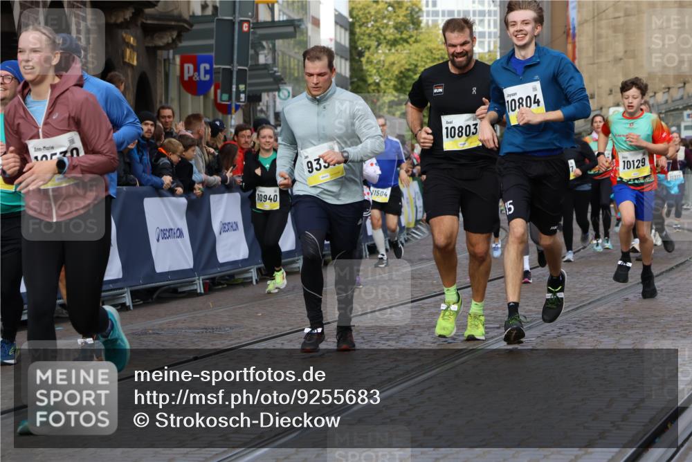 05.10.2025 - 20. swb-Marathon Bremen Strokosch-Dieckow http://msf.ph/oto/9255683 05.10.2025 11:02:45 Ziel 9331, 9360, 9516, 9841, 10129, 10207, 10510, 10530, 10734, 10803, 10804, 10940, 11024, 11087, 11193, 11576 meine-sportfotos.de