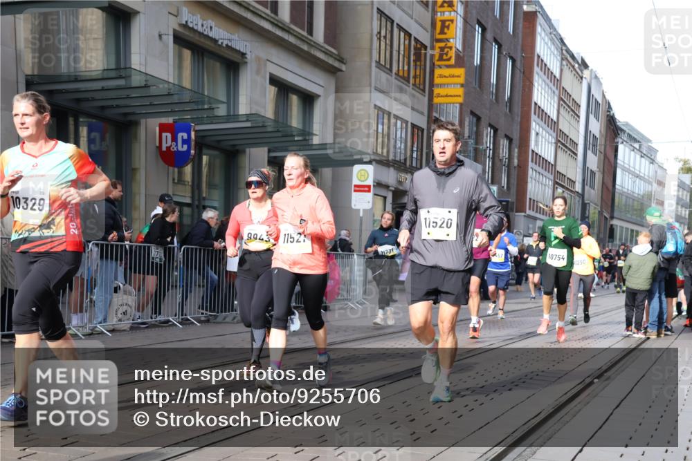 05.10.2025 - 20. swb-Marathon Bremen Strokosch-Dieckow http://msf.ph/oto/9255706 05.10.2025 10:57:25 Ziel 9221, 9309, 9372, 9568, 9585, 9719, 9747, 9904, 9914, 9943, 9962, 9979, 10219, 10225, 10250, 10329, 10341, 10555, 10651, 10694, 10703, 10739, 10754, 10834, 10890, 10975, 11023, 11116, 11301, 11352, 11360, 11457, 11469, 11520, 11521, 11564, 11575, 11583, 11731, 11744, 9221, 9309, 9372, 9568, 9585, 9719, 9747, 9904, 9914, 9943, 9962, 9979, 10219, 10225, 10250, 10329, 10341, 10555, 10651, 10694, 10703, 10739, 10754, 10834, 10890, 10975, 11023 meine-sportfotos.de