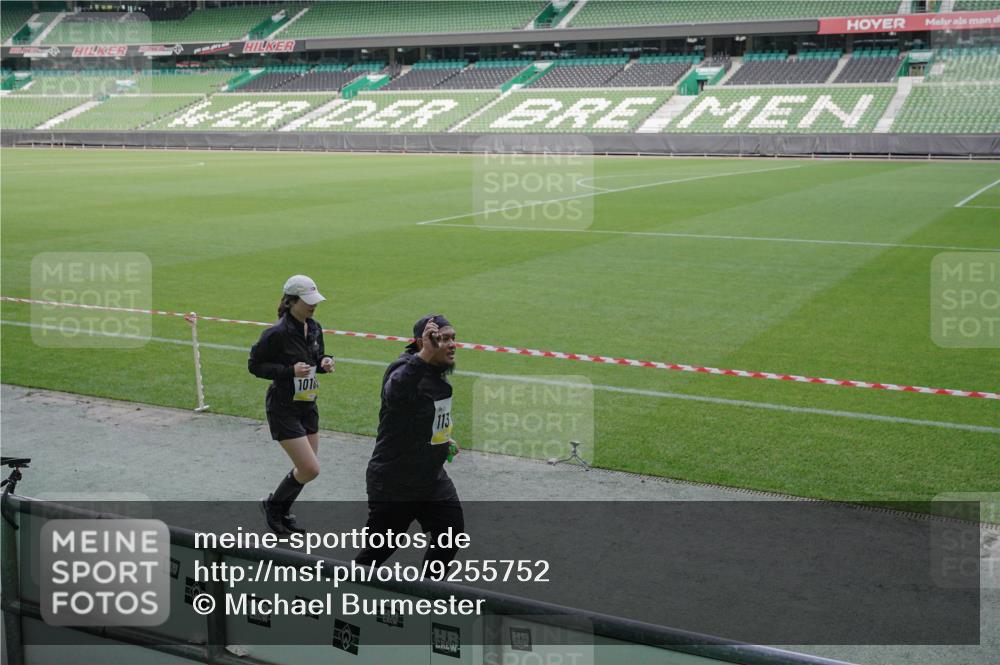05.10.2025 - 20. swb-Marathon Bremen Michael Burmester http://msf.ph/oto/9255752 05.10.2025 10:43:34 Laufen im Stadion 9185, 9273, 9288, 9380, 9470, 9476, 9493, 9526, 9561, 9675, 9726, 9731, 9732, 9736, 9760, 9784, 9806, 9819, 9822, 9823, 9848, 9861, 9867, 9895, 9911, 9912, 9984, 10036, 10040, 10146, 10183, 10288, 10315, 10316, 10320, 10399, 10433, 10435, 10448, 10491, 10512, 10515, 10540, 10552, 10596, 10705, 10707, 10831, 10849, 10962, 10969, 11073, 11083, 11088, 11113, 11157, 11161, 11204, 11215, 11240, 11242, 11285, 11331, 11345, 11388, 11404, 11536, 11548 meine-sportfotos.de
