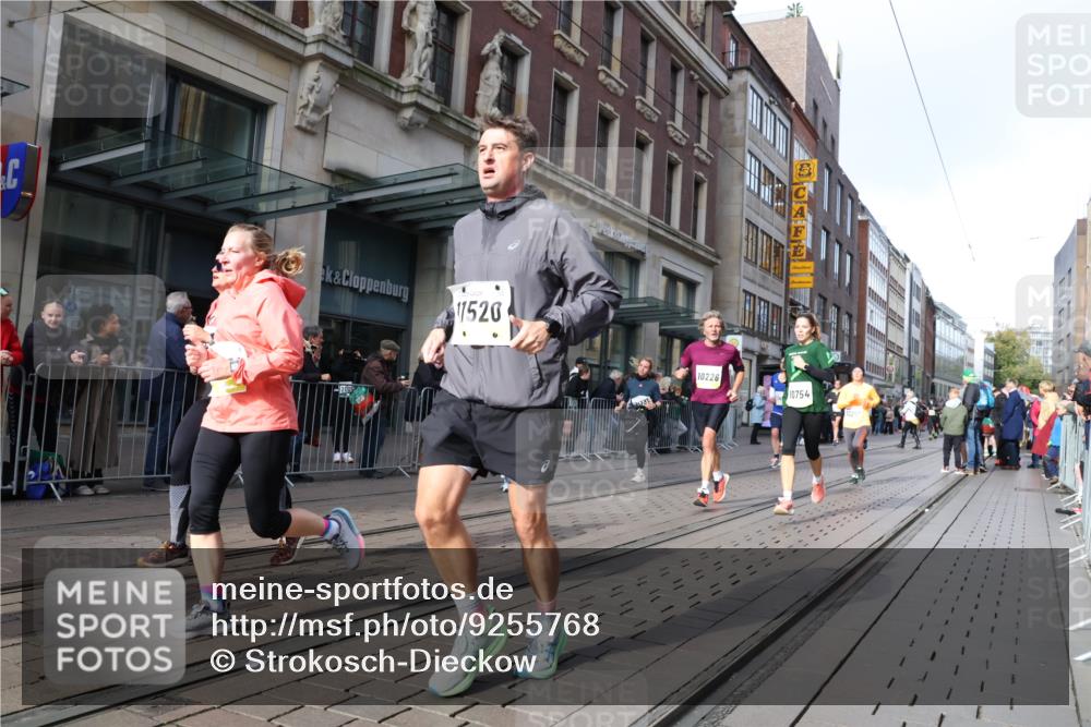 05.10.2025 - 20. swb-Marathon Bremen Strokosch-Dieckow http://msf.ph/oto/9255768 05.10.2025 10:57:26 Ziel 9221, 9309, 9372, 9568, 9585, 9719, 9747, 9943, 9979, 10219, 10225, 10250, 10329, 10341, 10555, 10577, 10651, 10694, 10703, 10739, 10754, 10834, 10890, 10975, 11023, 11116, 11301, 11352, 11360, 11457, 11469, 11520, 11521, 11564, 11575, 11583, 11663, 11731, 11744, 9221, 9309, 9372, 9568, 9585, 9719, 9747, 9943, 9979, 10219, 10225, 10250, 10329, 10341, 10555, 10577, 10651, 10694, 10703, 10739, 10754, 10834, 10890, 10975, 11023, 11663 meine-sportfotos.de