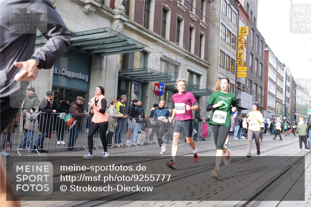 05.10.2025 - 20. swb-Marathon Bremen Strokosch-Dieckow http://msf.ph/oto/9255777 05.10.2025 10:57:27 Ziel 9221, 9309, 9372, 9568, 9585, 9719, 9747, 9943, 9979, 10219, 10225, 10250, 10329, 10341, 10555, 10577, 10651, 10694, 10703, 10739, 10754, 10834, 10890, 10975, 11023, 11116, 11301, 11352, 11360, 11457, 11469, 11520, 11521, 11564, 11575, 11583, 11663, 11731, 11744, 9221, 9309, 9372, 9568, 9585, 9719, 9747, 9943, 9979, 10219, 10225, 10250, 10329, 10341, 10555, 10577, 10651, 10694, 10703, 10739, 10754, 10834, 10890, 10975, 11023, 11663 meine-sportfotos.de