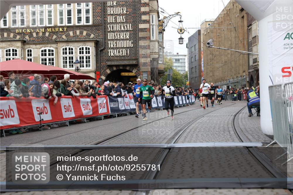 05.10.2025 - 20. swb-Marathon Bremen Yannick Fuchs http://msf.ph/oto/9255781 05.10.2025 10:46:38 Ziel 9009, 9207, 11167 meine-sportfotos.de