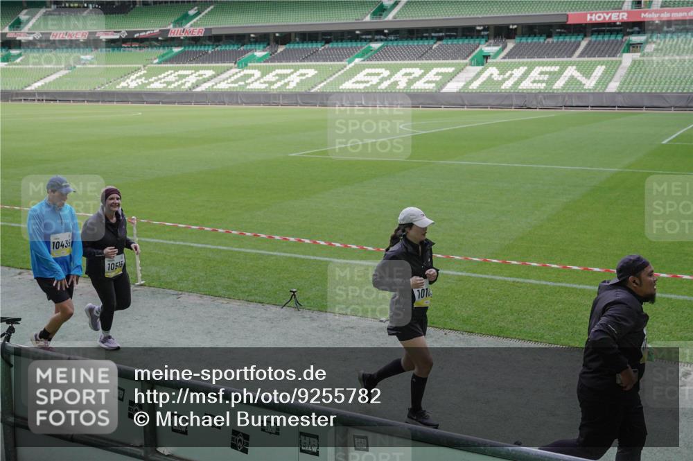 05.10.2025 - 20. swb-Marathon Bremen Michael Burmester http://msf.ph/oto/9255782 05.10.2025 10:43:35 Laufen im Stadion 9011, 9185, 9273, 9380, 9386, 9470, 9476, 9493, 9526, 9561, 9675, 9726, 9731, 9732, 9736, 9760, 9784, 9806, 9819, 9822, 9823, 9848, 9861, 9867, 9895, 9911, 9912, 9984, 10036, 10040, 10146, 10183, 10288, 10315, 10316, 10320, 10399, 10433, 10435, 10448, 10491, 10512, 10515, 10540, 10552, 10574, 10596, 10705, 10707, 10831, 10849, 10962, 10969, 11083, 11088, 11113, 11157, 11161, 11204, 11215, 11240, 11242, 11285, 11331, 11345, 11388, 11404, 11536, 11548 meine-sportfotos.de