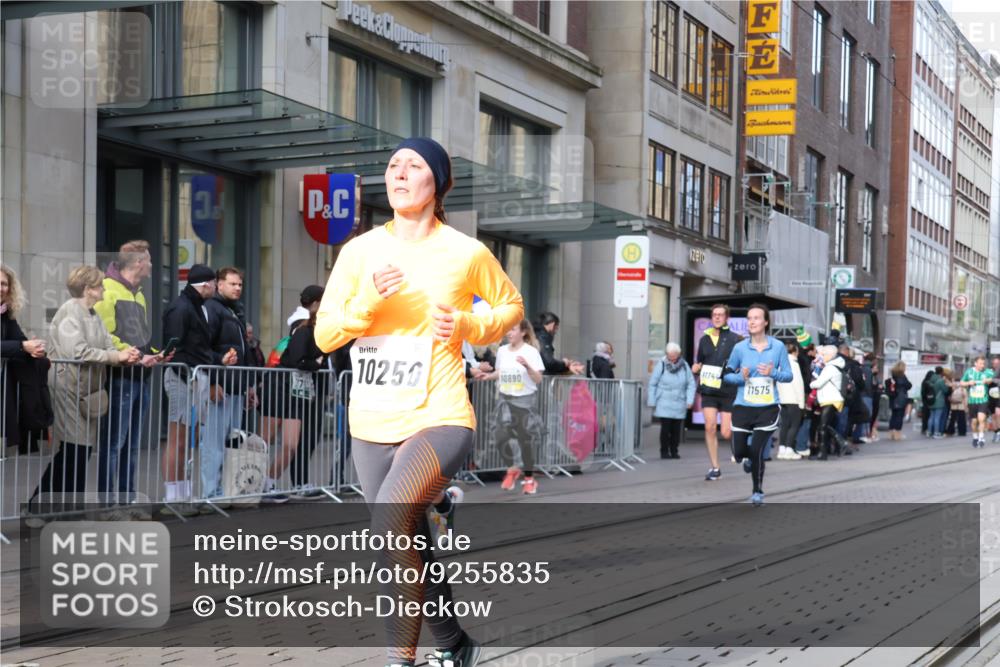 05.10.2025 - 20. swb-Marathon Bremen Strokosch-Dieckow http://msf.ph/oto/9255835 05.10.2025 10:57:28 Ziel 9221, 9309, 9372, 9568, 9585, 9719, 9747, 9943, 9979, 10219, 10225, 10250, 10329, 10341, 10555, 10577, 10651, 10694, 10703, 10754, 10834, 10890, 10975, 11023, 11116, 11301, 11352, 11457, 11469, 11520, 11521, 11564, 11575, 11583, 11663, 11731, 11744, 9221, 9309, 9372, 9568, 9585, 9719, 9747, 9943, 9979, 10219, 10225, 10250, 10329, 10341, 10555, 10577, 10651, 10694, 10703, 10754, 10834, 10890, 10975, 11023, 11663 meine-sportfotos.de