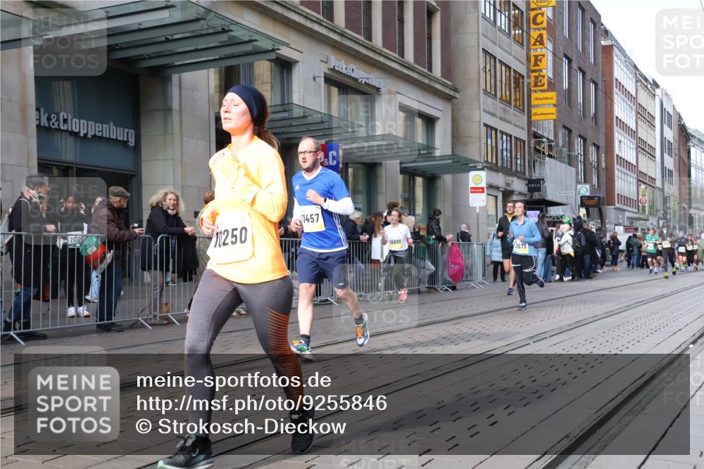 05.10.2025 - 20. swb-Marathon Bremen Strokosch-Dieckow http://msf.ph/oto/9255846 05.10.2025 10:57:29 Ziel 9221, 9309, 9372, 9568, 9585, 9719, 9943, 9979, 10219, 10225, 10250, 10329, 10341, 10555, 10577, 10651, 10694, 10703, 10754, 10793, 10834, 10890, 10975, 11023, 11116, 11301, 11352, 11457, 11469, 11520, 11521, 11564, 11575, 11583, 11663, 11731, 11744, 9221, 9309, 9372, 9568, 9585, 9719, 9943, 9979, 10219, 10225, 10250, 10329, 10341, 10555, 10577, 10651, 10694, 10703, 10754, 10793, 10834, 10890, 10975, 11023, 11663 meine-sportfotos.de