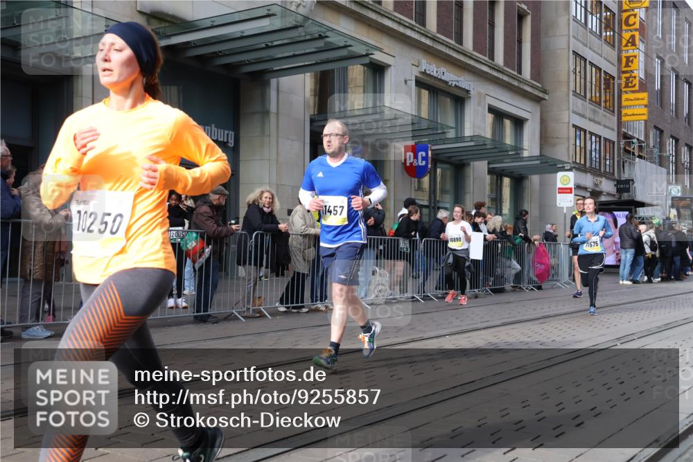 05.10.2025 - 20. swb-Marathon Bremen Strokosch-Dieckow http://msf.ph/oto/9255857 05.10.2025 10:57:29 Ziel 9221, 9309, 9372, 9568, 9585, 9719, 9943, 9979, 10219, 10225, 10250, 10329, 10341, 10555, 10577, 10651, 10694, 10703, 10754, 10793, 10834, 10890, 10975, 11023, 11116, 11301, 11352, 11457, 11469, 11520, 11521, 11564, 11575, 11583, 11663, 11731, 11744, 9221, 9309, 9372, 9568, 9585, 9719, 9943, 9979, 10219, 10225, 10250, 10329, 10341, 10555, 10577, 10651, 10694, 10703, 10754, 10793, 10834, 10890, 10975, 11023, 11663 meine-sportfotos.de
